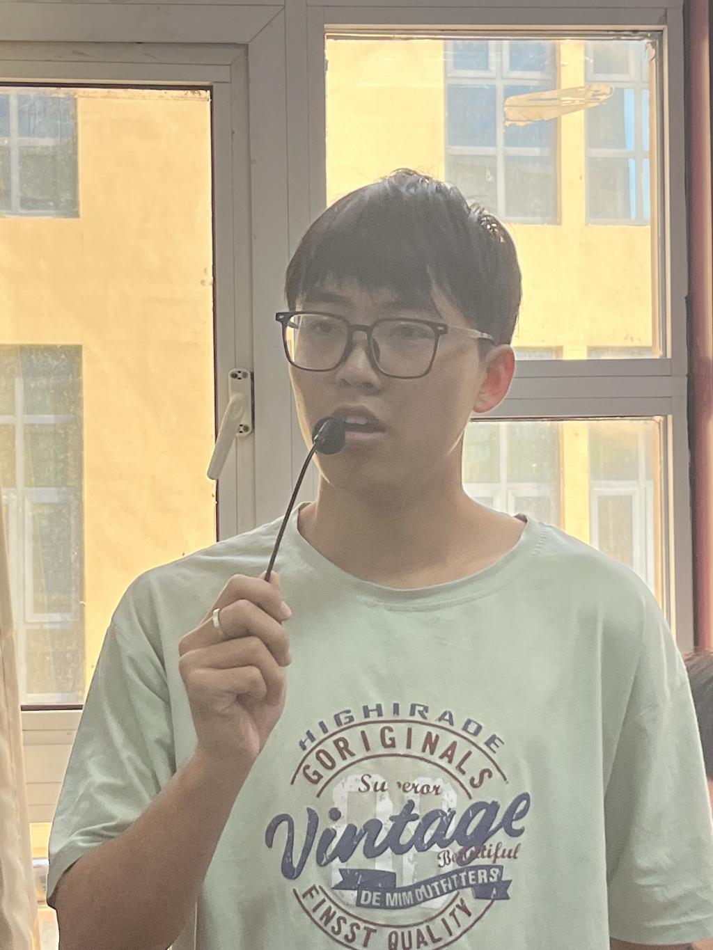 （图8 员工代表发言）